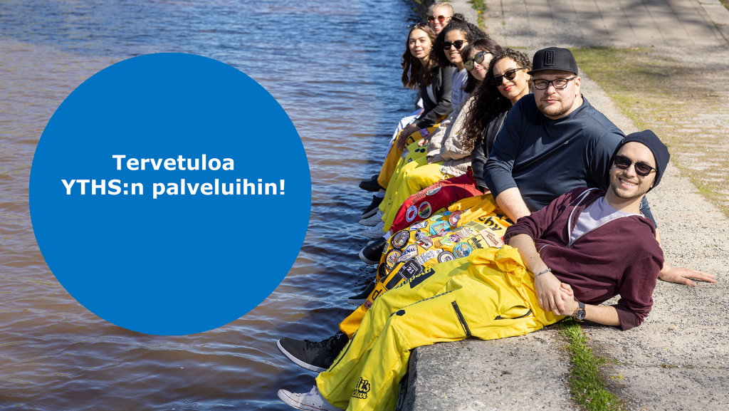 Opiskelijoita joen rannalla ja teksti "Tervetuloa YTHS:n palveluihin".