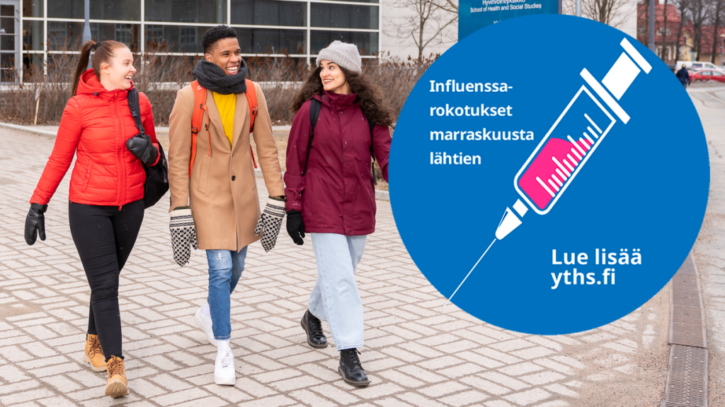 Kolme opiskelijaa ulkona sekä sinisessä ympyrässä rokotuspiikin kuva ja teksti "Influenssarokotukset marraskuusta lähtien, lue lisää yths.fi".