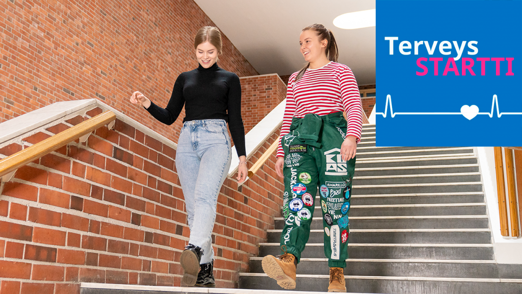 Kaksi opiskelijaa portaissa, TerveysStartti-logo.