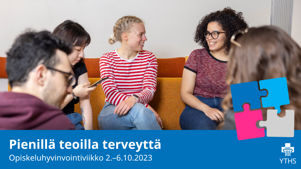Opiskelijoita sohvalla, palapelin paloja YTHS:n brändiväreissä ja teksti "Pienillä teoilla terveyttä, opiskeluhyvinvointiviikko 2.-6.10.2023".