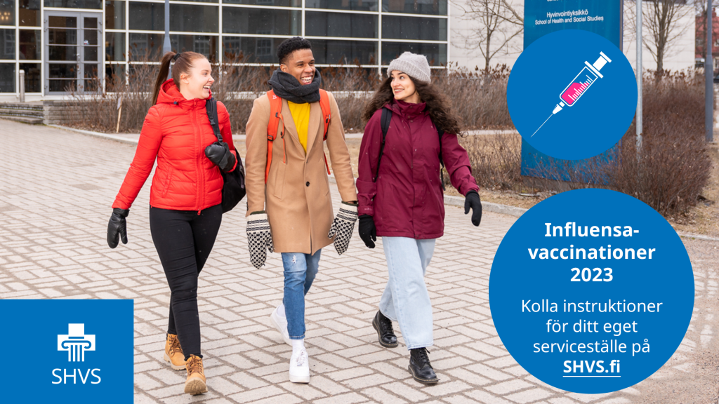 Studenter på campus, en ritad vaccinationsspruta, SHVS logo och texterna "Influensavaccinationer 2023, Kolla instruktioner för ditt eget serviceställe på shvs.fi."