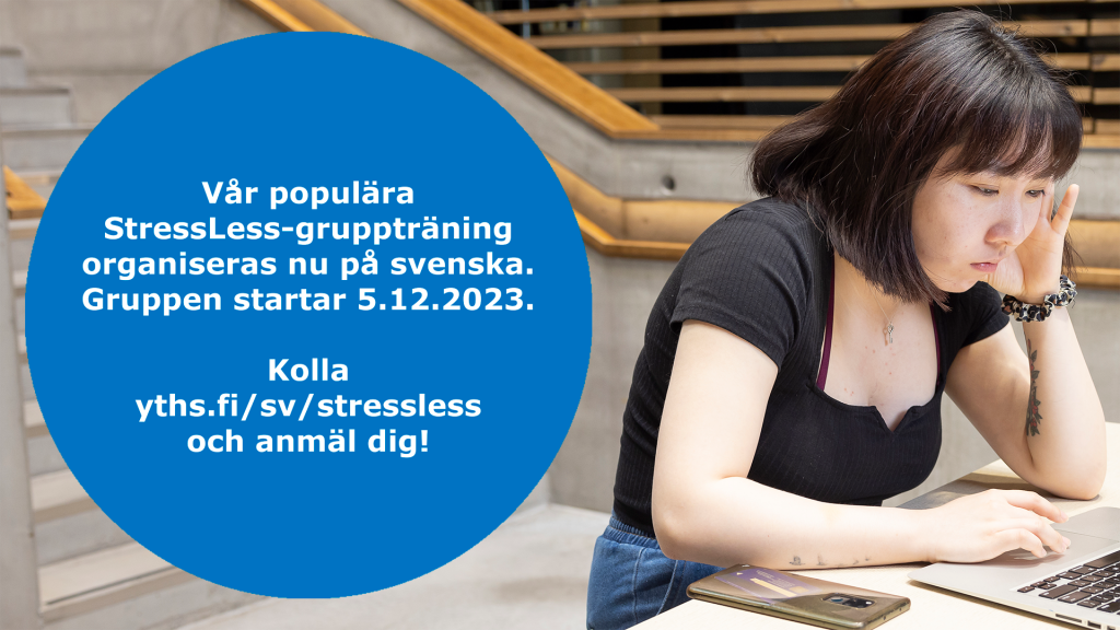 En student med sin dator och texten "Vår populära StressLess-gruppträning organiseras nu på svenska. Gruppen startar 5.12.2023 Kolla yths.fi/sv/stressless och anmäl dig".