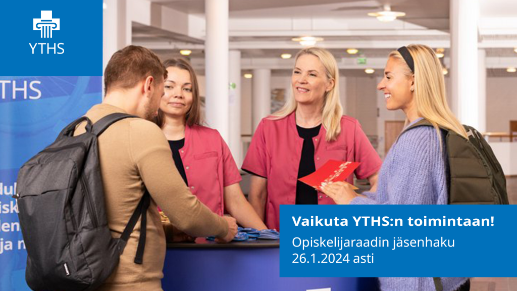 Kuvassa kaksi opiskelijaa puhumassa kahden YTHS:n hoitotyöntekijän kanssa, jotka seisovat YTHS:n ständin takana Aalto-yliopiston Otaniemen tiloissa.