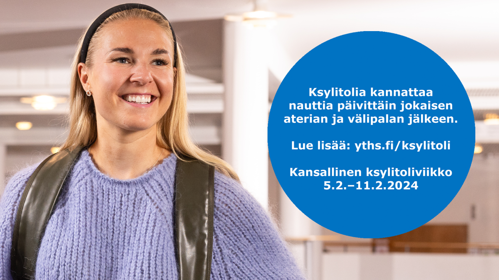 Hymyilevä opiskelija reppu selässä ja tekstit "Ksylitolia kannattaa nauttia päivittäin jokaisen aterian ja välipalan jälkeen", "Lue lisää: yths.fi/ksylitoli" ja "Kansallinen ksylitoliviikko 5.2.-11.2.2024".