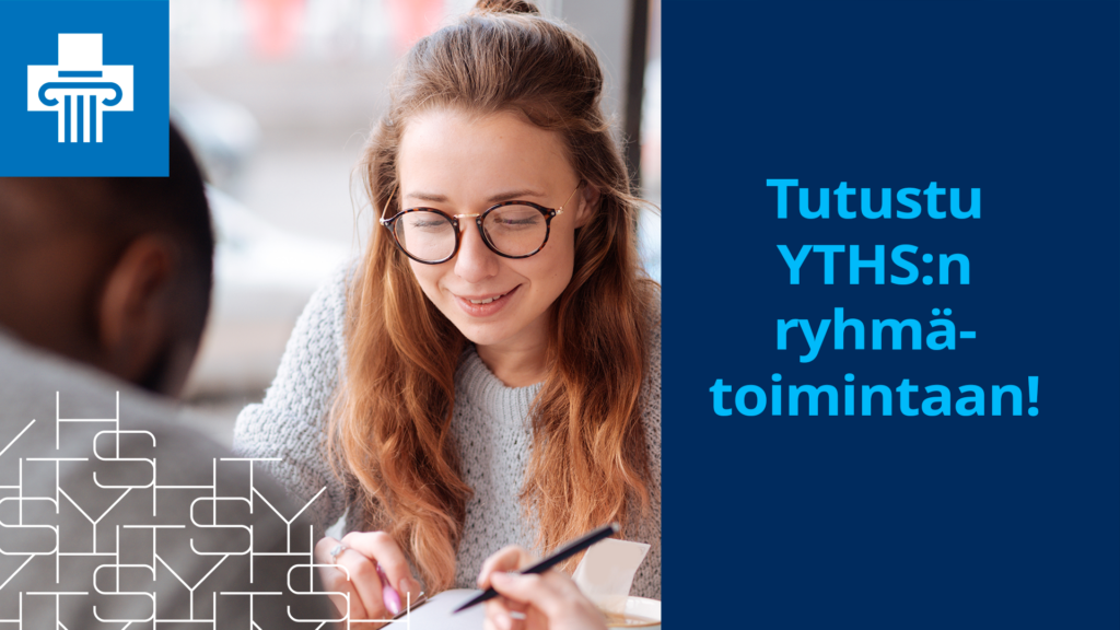 Kaksi ihmistä opiskelemassa, YTHS:n logomerkki ja teksti "Tutustu YTHS:n ryhmätoimintaan".