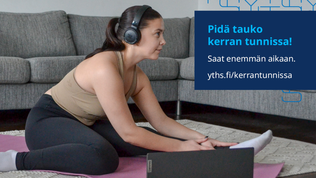 Opiskelija venyttelee samalla, kun kuuntelee verkkoluentoa.