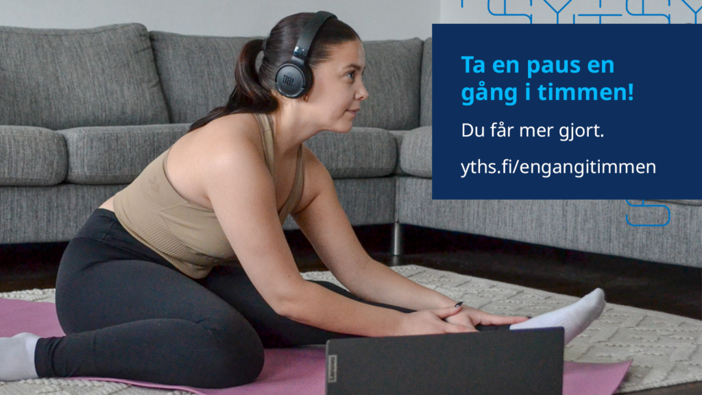 En studerande stretchar medan hen lyssnar på en föreläsning via nätet.