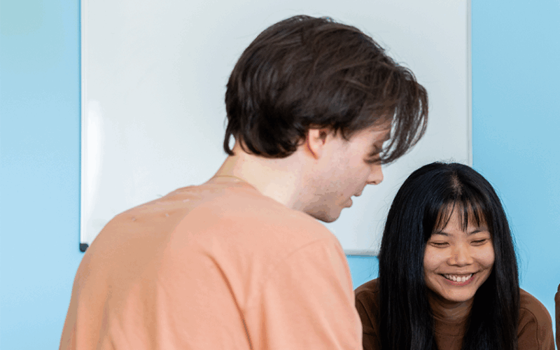 Opiskelijat työskentelevät yhdessä