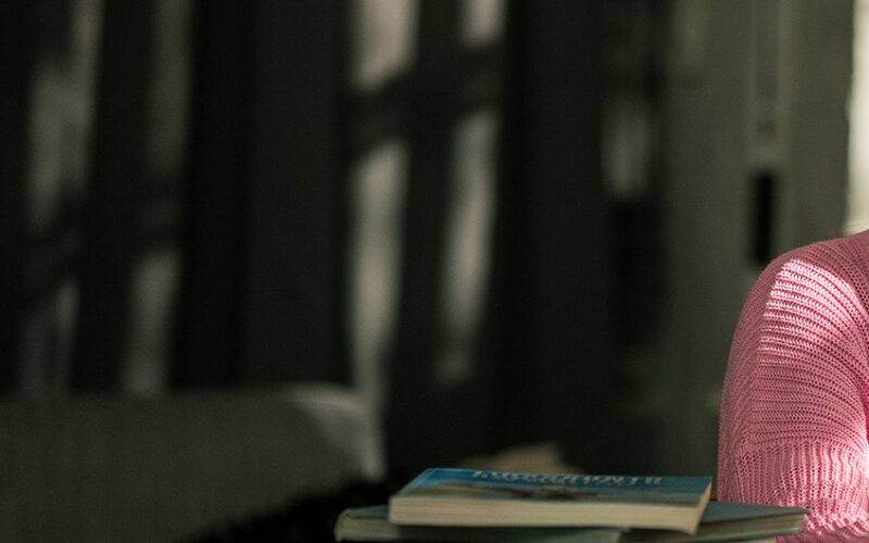 Opiskelija on kuulokkeet päässä työpöydän ääressä.