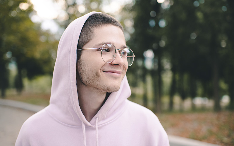 En leende ung person.